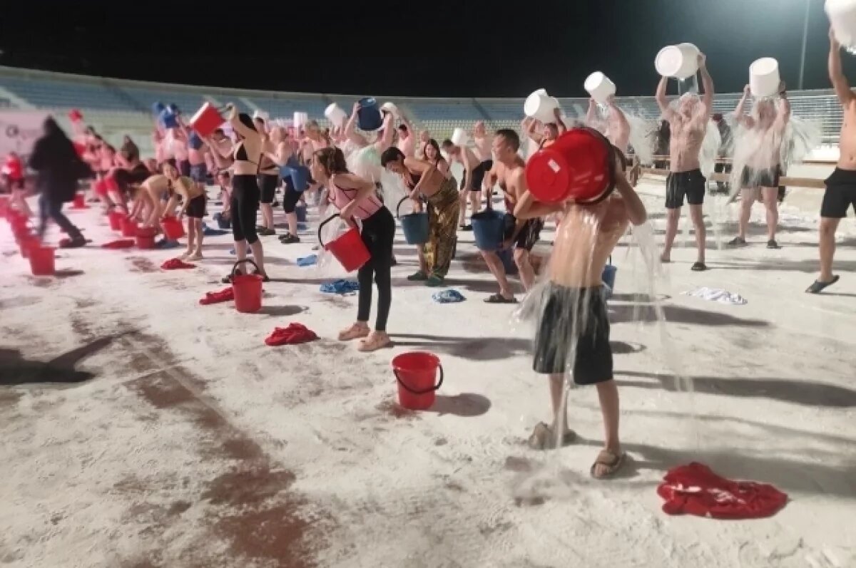    Больше 80 жителей Улан-Удэ на морозе вылили на себя по ведру ледяной воды