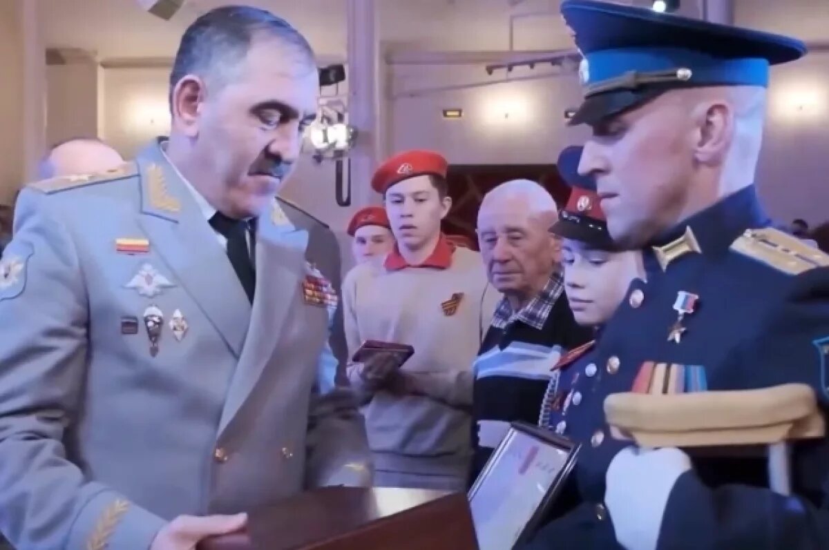    Евкуров вручил Звезду Героя бойцу, чья группа держала рубеж обороны 43 дня
