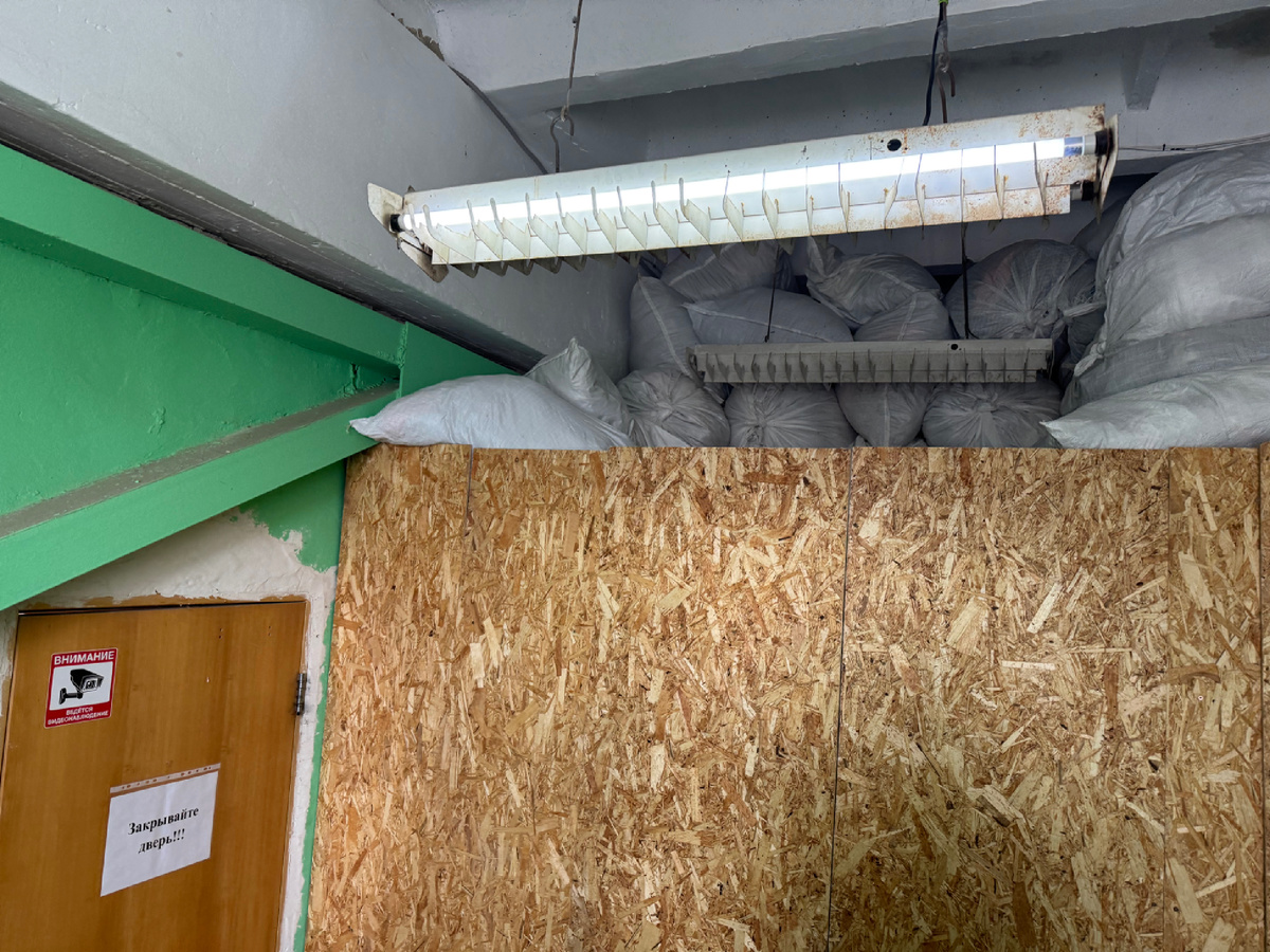 Вход в магазин, под потолком мешки с новым завозом