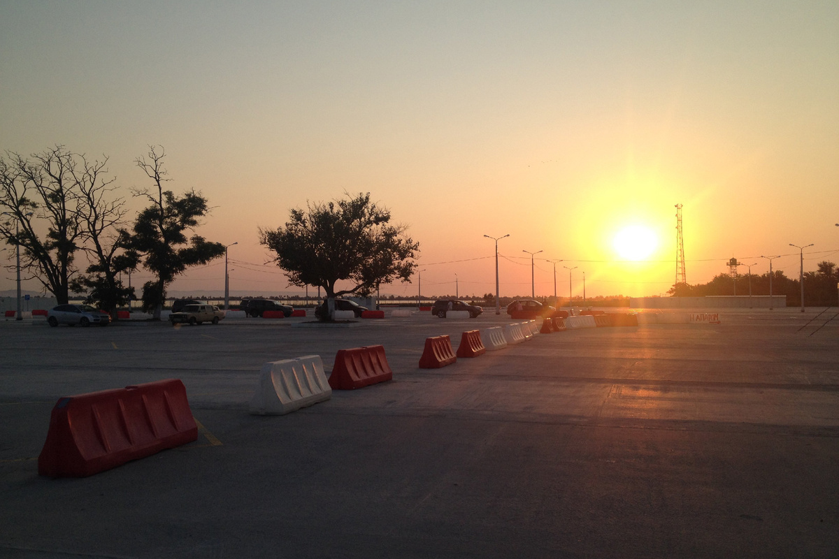 Стоянка перед паромной переправой. Ждать еще 3 часа