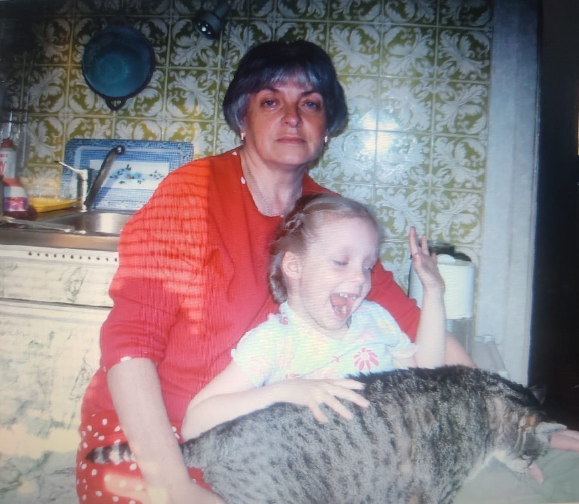 Елена с внучкой на даче.