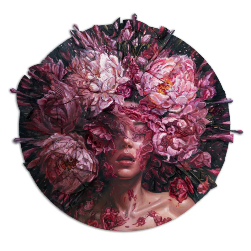 «Неуязвимый», масло и акрил на разбитых чашках и тарелках, вилках, столовых ножах, ложках, скатерти, закреплено на деревянной столешнице высотой 36 дюймов.