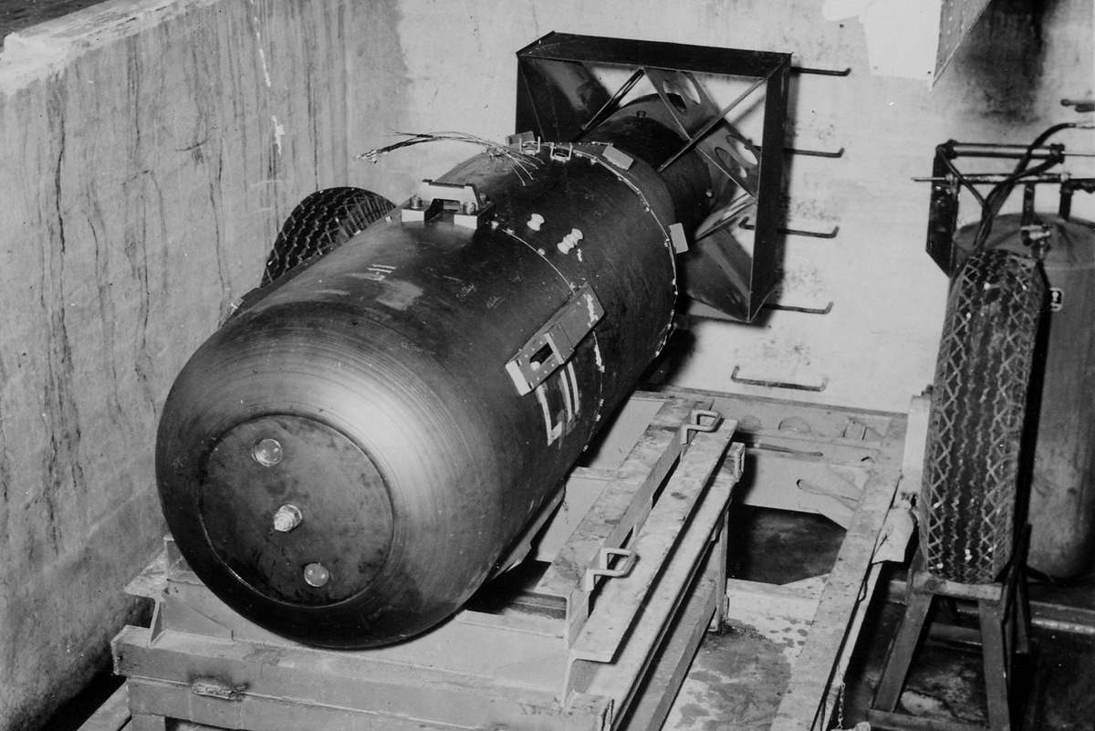 «Малыш», атомная бомба, сброшенная на Хиросиму, в погрузочной яме на тихоокеанском острове Тиниан перед погрузкой в бомбардировщик.