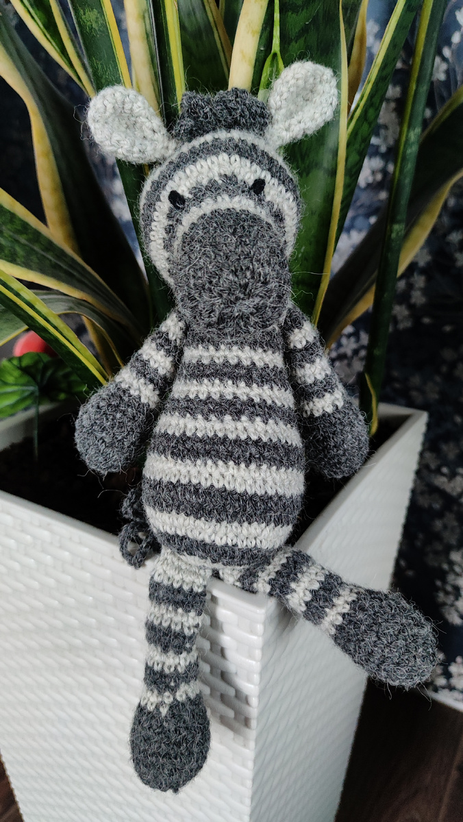 Я связала свою зебру из остатков носочной пряжи. Подбирайте абсолютно любые оттенки.