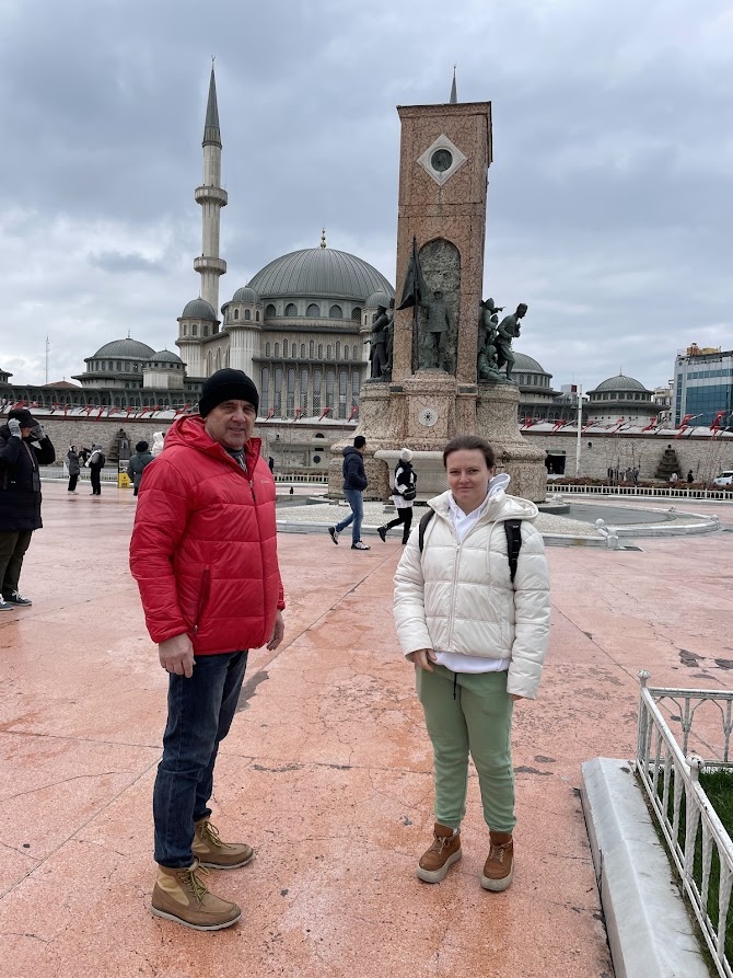 Муж-юбиляр и гид Яна