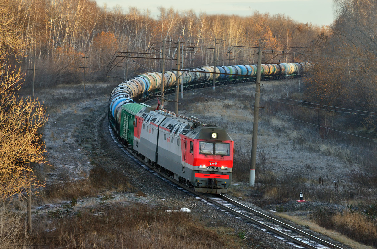 Электровоз 2ЭС6 с грузовым поездом