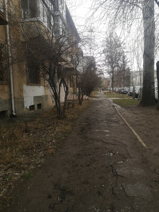 А это????? Заасфальтировали тротуар..... Я в шоке..... Если честно, при украине, может, и мало делали, но по-нормальному.... И это Шполянского....