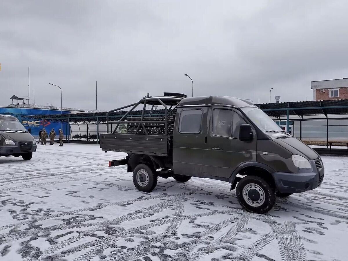    Бойцы из Чечни в зоне СВО получили партию автомобилей "Джихад-машина" и FPV-дроны. Кадр видео© Kadyrov_95 / Telegram