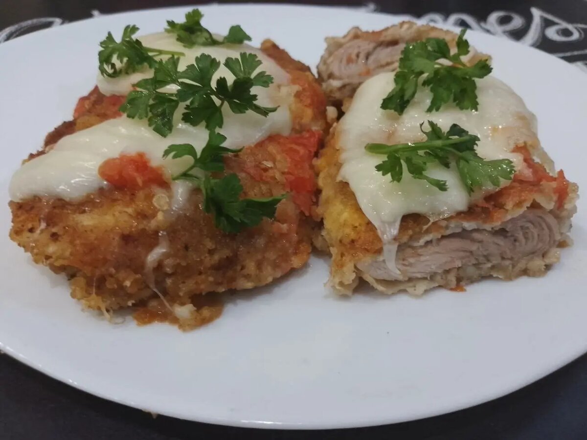 Курица пармиджано с помидорами и сыром