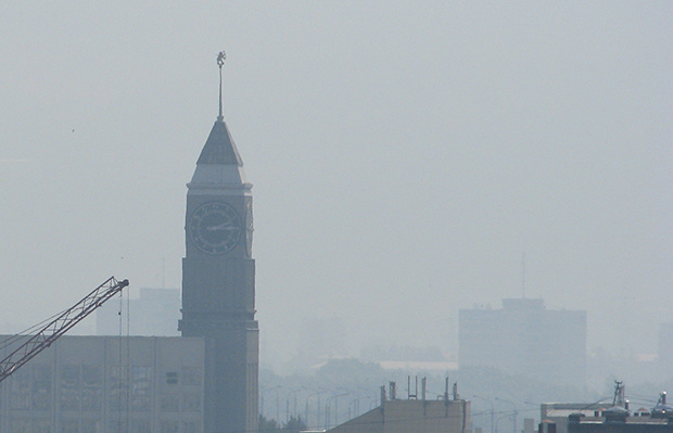 Центр Красноярска. Администрация города, там люди, которые должны заботиться о благополучии города, но их не видно.