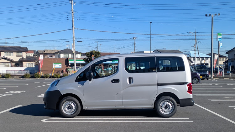 Примерно так выглядит среднестатистический Nissan NV-200 в самом простом исполнении