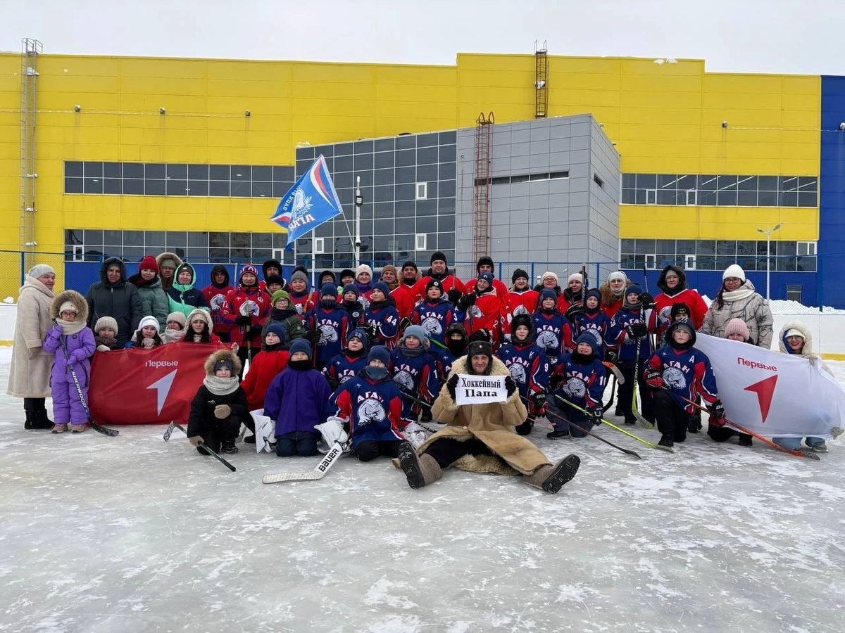 Зимний хоккей в городе Радужный. Фотограф Никита Дьячков
