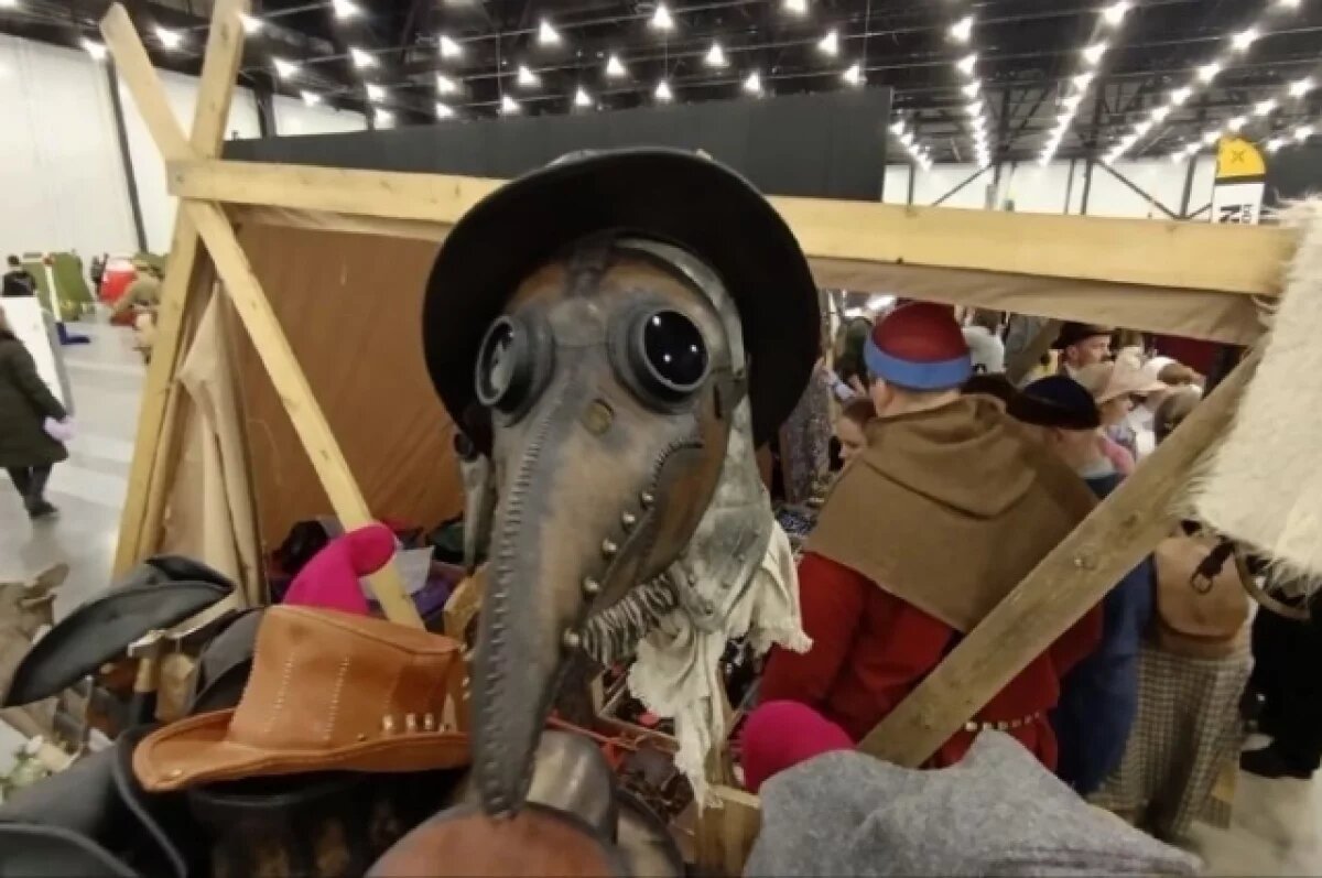    Петербуржцам показали, как правильно пользоваться маской позора