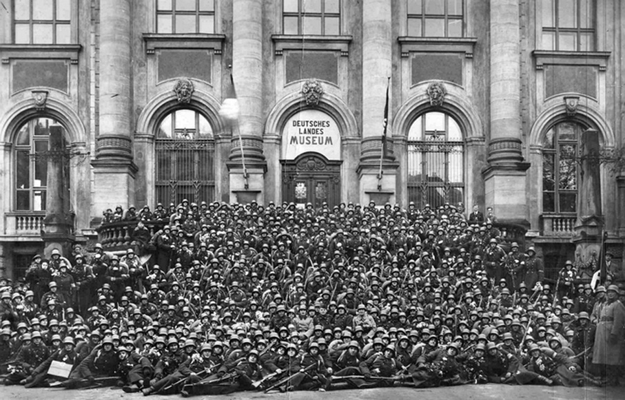 21 октября 1941 года. Подразделение латышских добровольцев перед отправкой на фронт. Рига, у здания Художественного музея