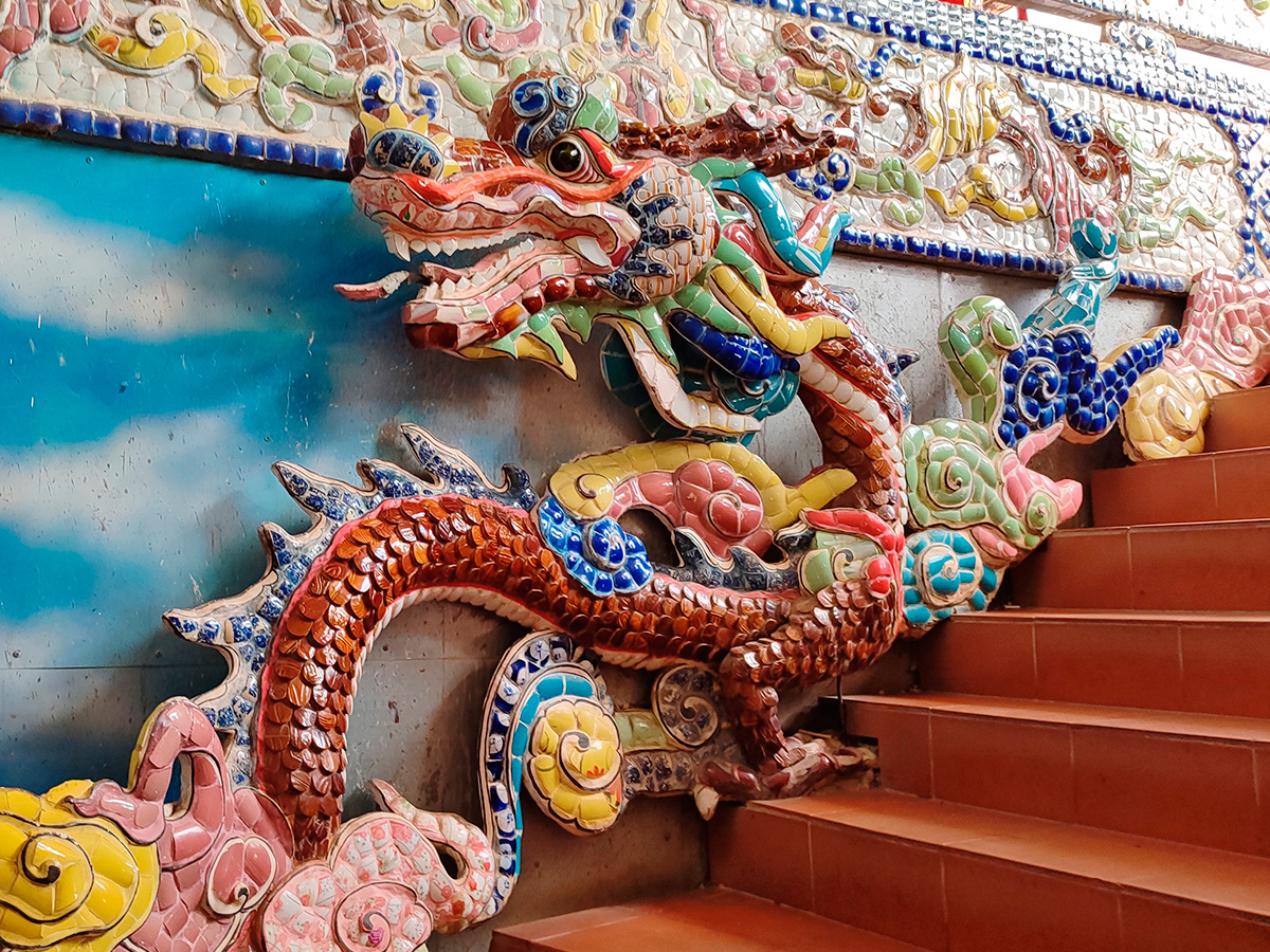 Дракон символ Вьетнама. Согласно древнему мифу о сотворении, современные вьеты происходят от дракона Лак Лонг Куана и феи Ау Ко