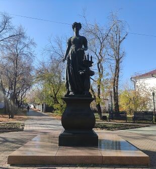 Памятник жёнам декабристов (Иркутск). Архитектор - Юрий Волчок. Взято отсюда: https://ru.wikipedia.org/wiki/%D0%9F%D0%B0%D0%BC%D1%8F%D1%82%D0%BD%D0%B8%D0%BA_