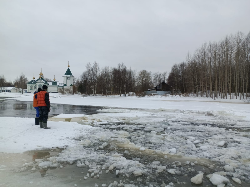    Спасатели взорвали лед на реке в КарелииГоскомитет Карелии по ОЖ и БН
