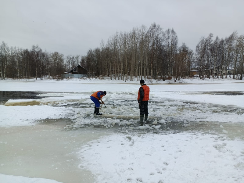    Спасатели взорвали лед на реке в КарелииГоскомитет Карелии по ОЖ и БН
