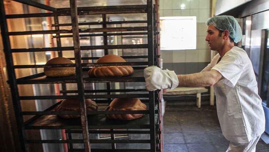    Пекарь за работой, архивное фото для иллюстрации. Автор фото: Сергей Коньков / "Деловой Петербург"