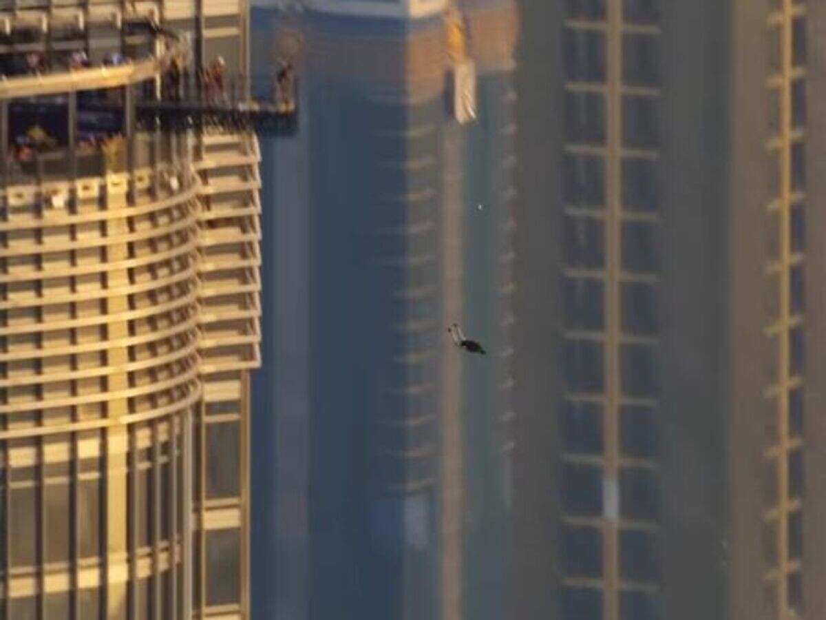    Прыжок с парашютом с самого высокого в мире небоскреба - "Бурдж-Халифа" в Дубае. Кадр видео© Соцсети шейха