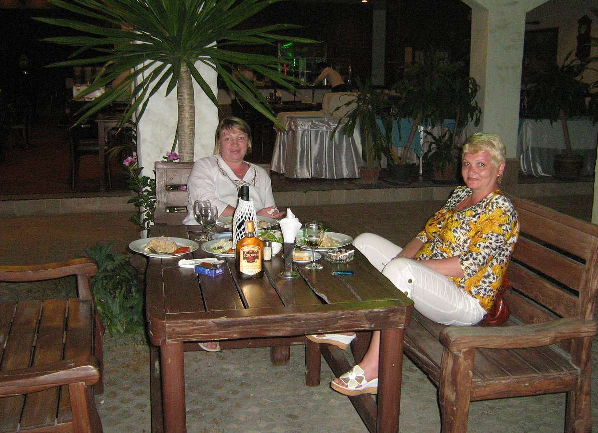 Моя шконка слева, а рядом - супруга и ее подруга.