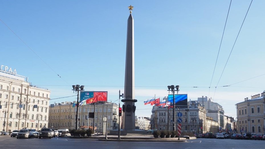    Флаги на площади Восстания в Петербурге в преддверии Дня защитника Отечества, февраль 2025 года. Автор фото: t.me/Piotrovsky