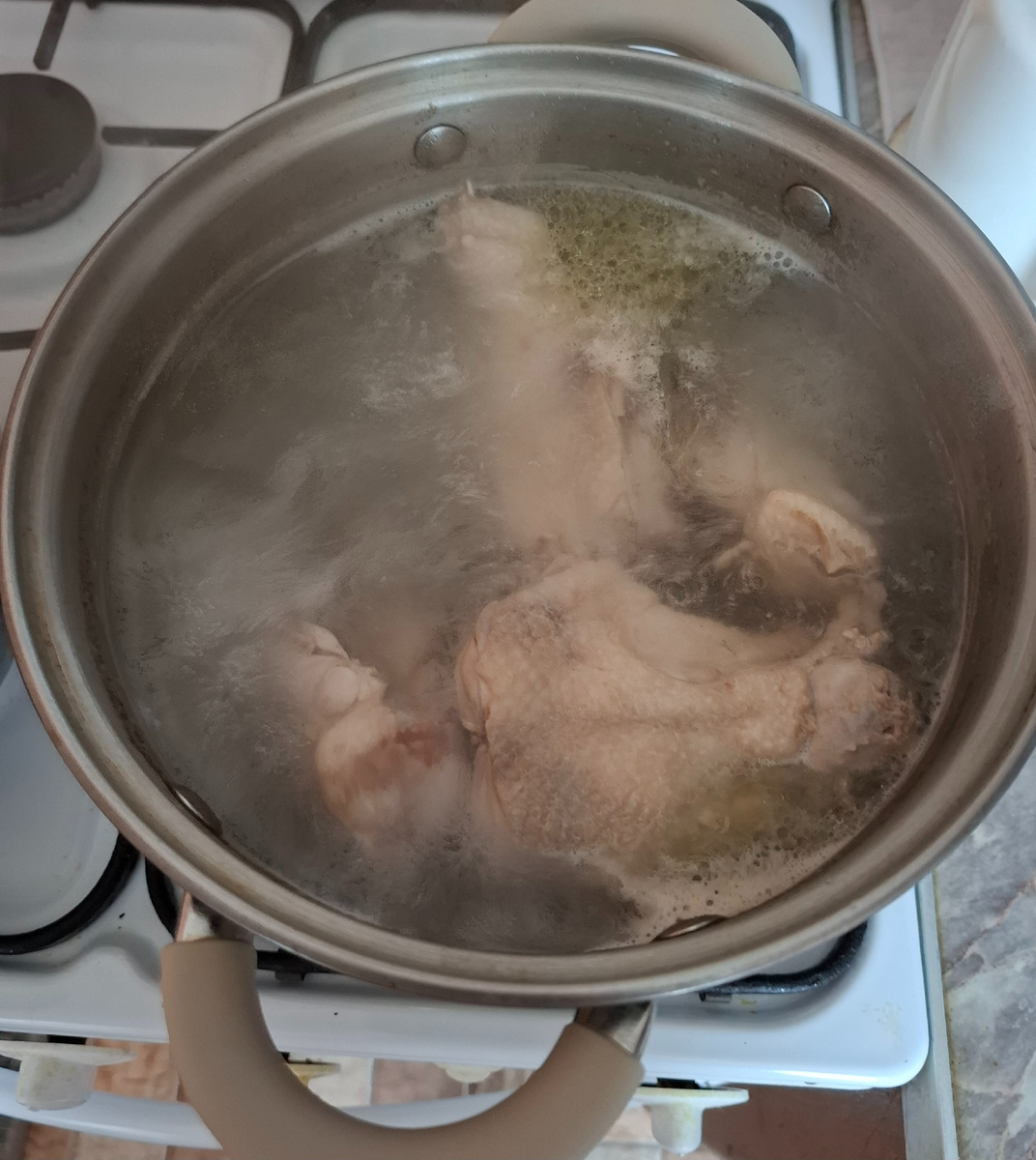 Куриный бульен на плите.