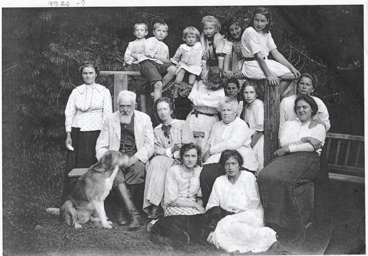 На фото - семья Волковых, 1914-1915 год. Мужчины на войне, а девочки уехали из Москвы в имение родителей в Ярославской губернии, здесь тише и сытнее.