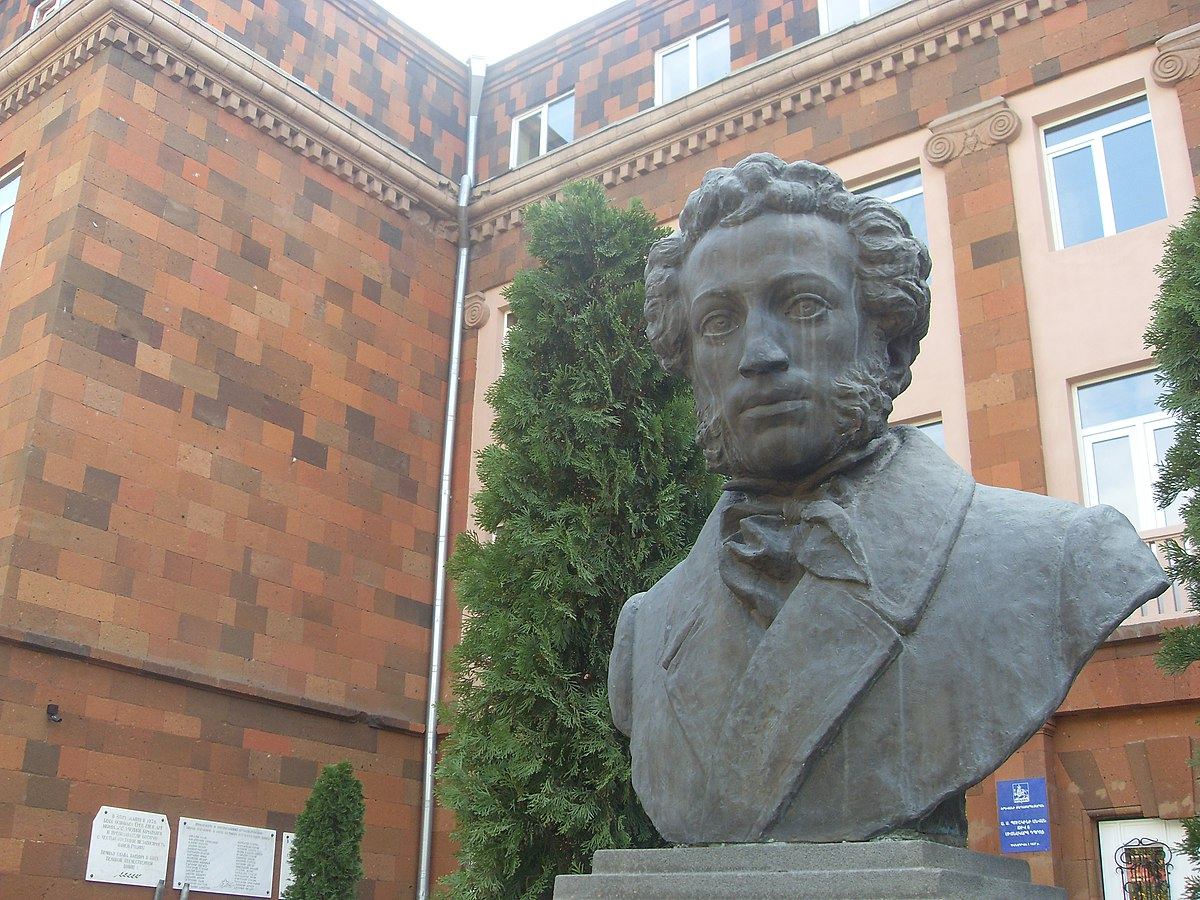 Памятник А.С. Пушкину у Ереванской СШ №8 имени великого поэта