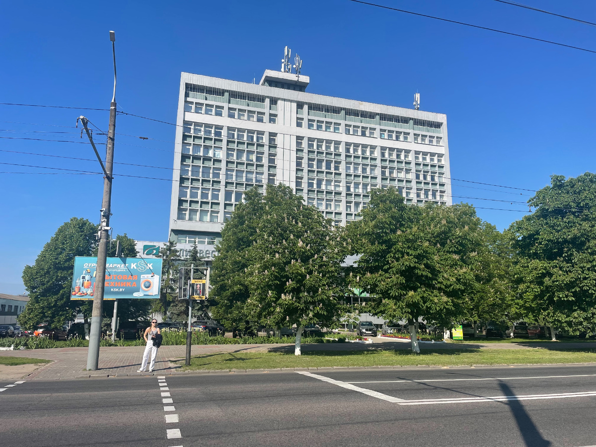 В этом здании находилась компания по переводам