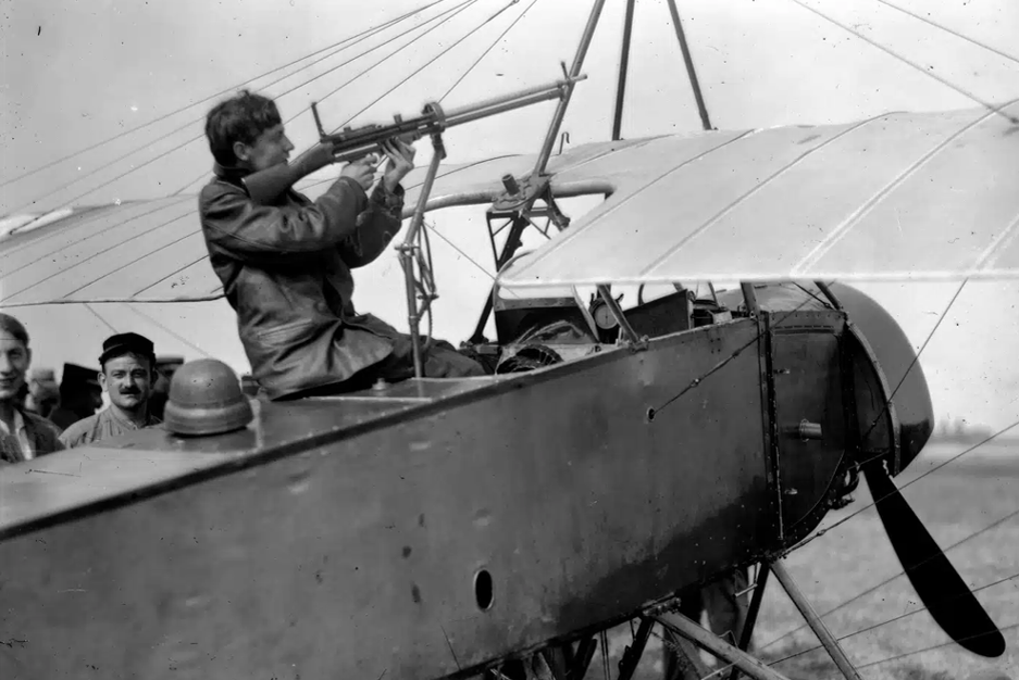 Французский летчик-ас Жорж Гинемер демонстрирует технику стрельбы из Lewis, установленного в моноплане Morane Parasol