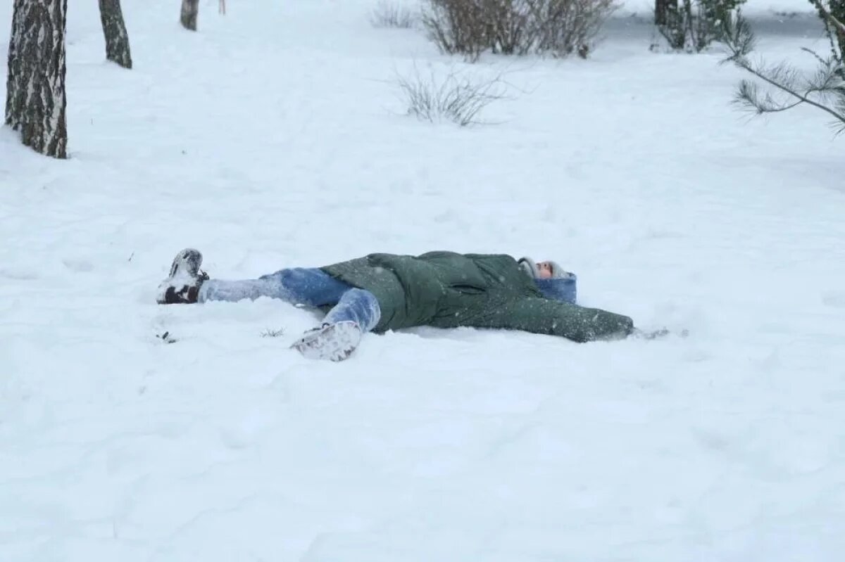    Дети в Дагестане так редко видят снег, что почитают за счастье в нём поваляться.