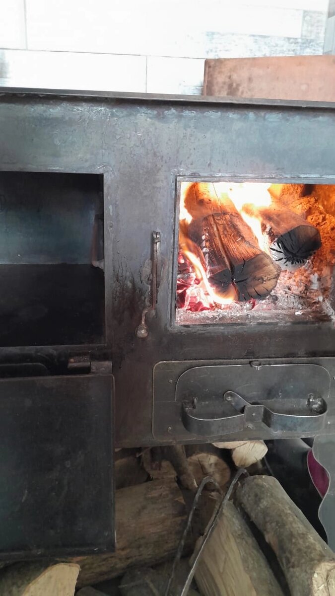    В Тляратинском районе газа нет - люди топят печь дровами. Фото: Из личного архива/ Загират Гаджимагомедова