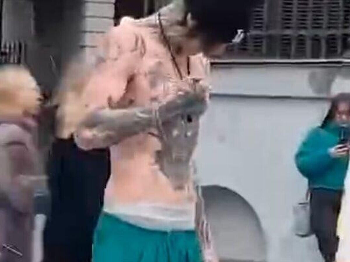    уличный художник© Фото : Кадр видео очевидца