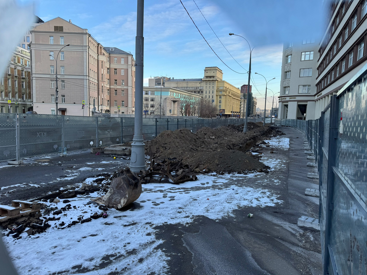 📷 1.1: Участок между Бульварным и Садовым кольцом. Огорожены стройплощадки по одной строне проспекта, активно копаются траншеи под прокладку коммуникаций.