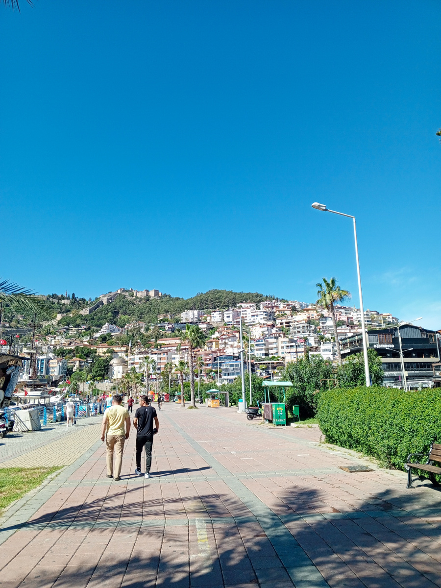 Фото:Турция, Алания, местные мужчины на прогулке