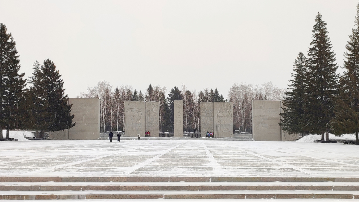 Перед монументом огромная площадь
