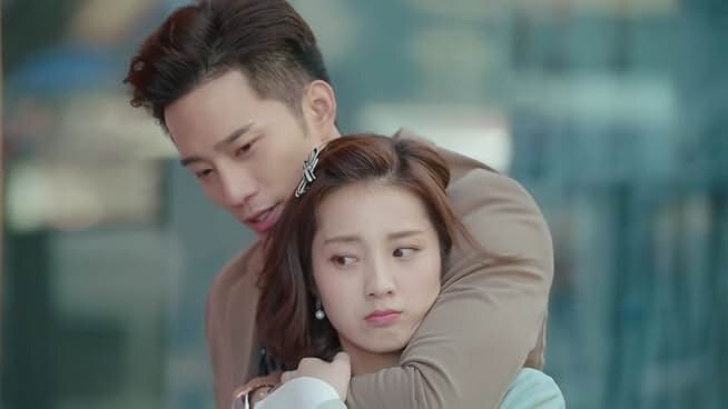 А когда она расслабится, заходишь за спину и делаешь удушающий захват... 