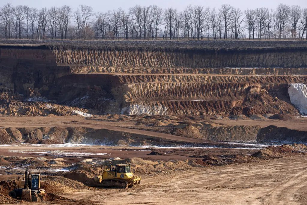 добыча ильменита (титановой руды) в Кировоградской области Украины