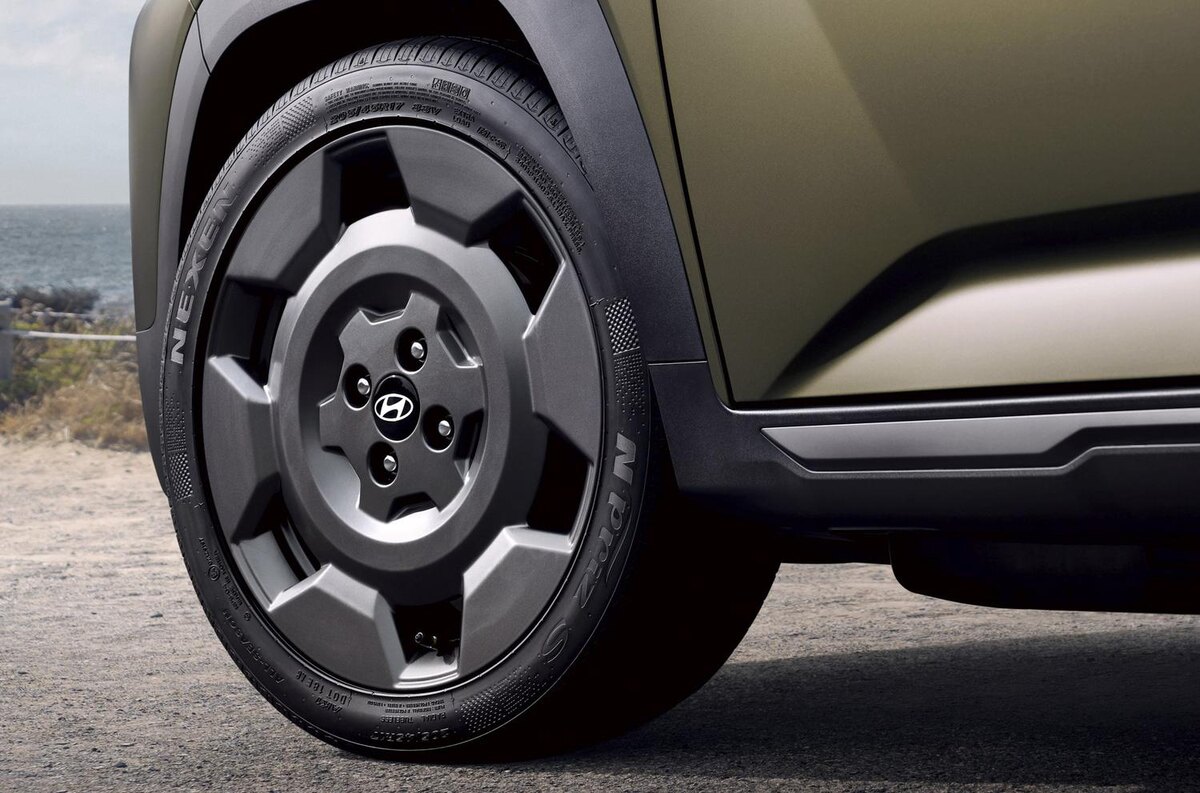 От оригинала его отличают серебристые защитные накладки, накладки на пороги и специальные колеса диаметром 17 дюймов. Базовая модель получила обновленный багажник на крышу, диодную подсветку, матово-зеленую окраску и графику задних фонарей.