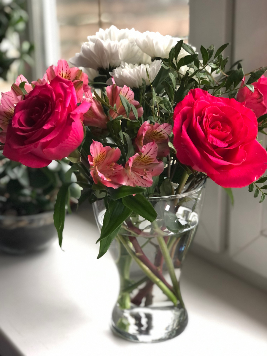 Розы, альстромерия и белая хризантема. Ну, красиво же?