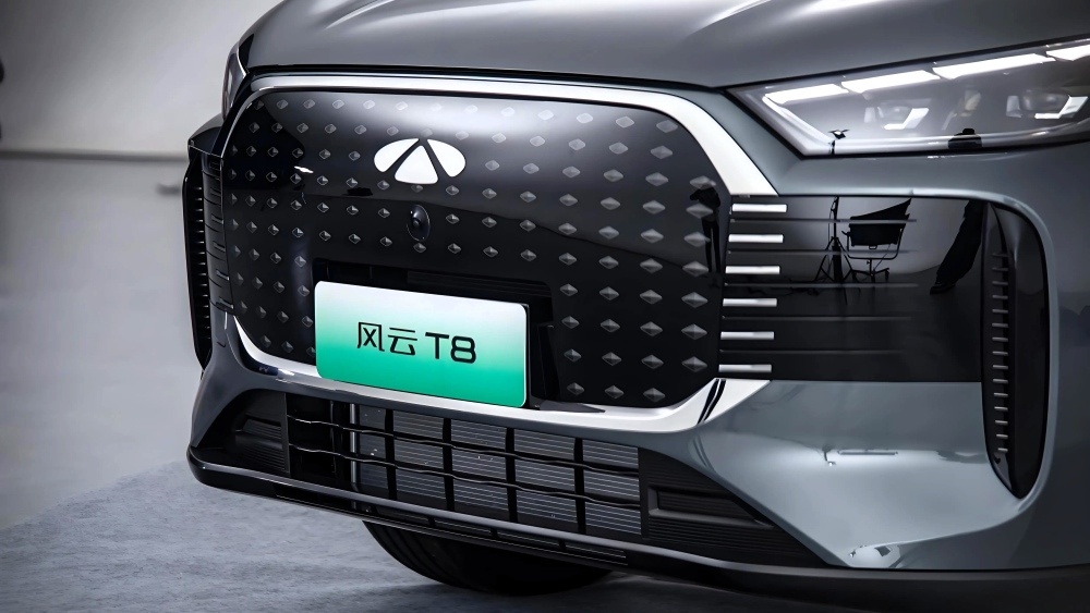 На фото: Гибридный кроссовер Chery Fulwin T8