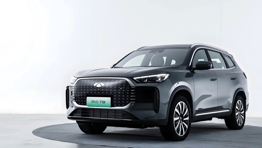 На фото: Гибридный кроссовер Chery Fulwin T8