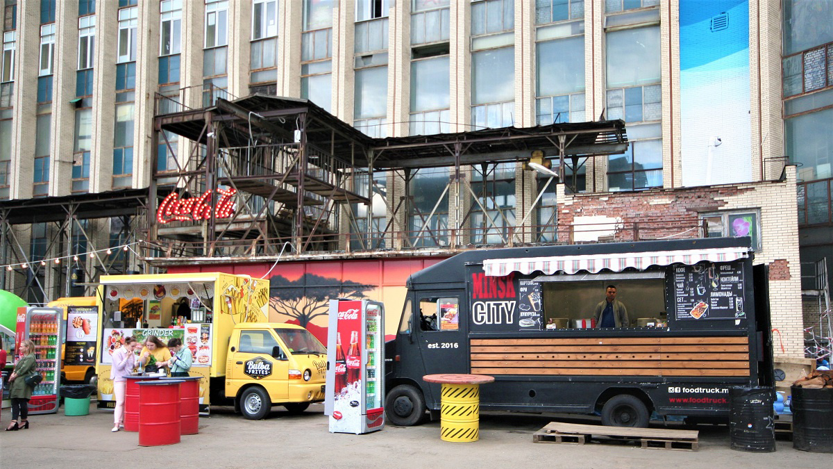 Современные фудтраки и фудбасы строят преимущественно на шасси видавших виды иномарок, относящихся к категории LCV. Иногда несколько машин образуют целую ярмарку.