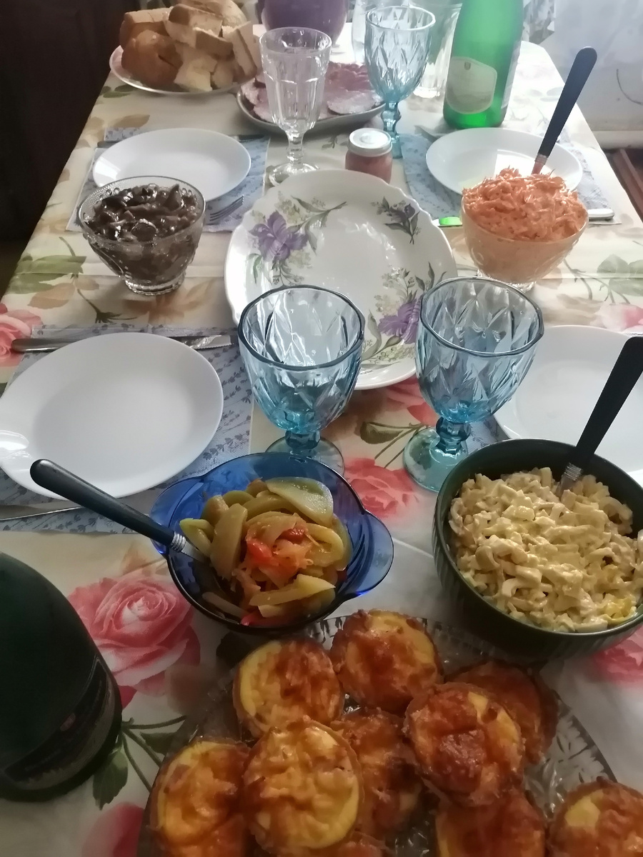 Праздничный стол. Шашлычок жарится , картошка варится.