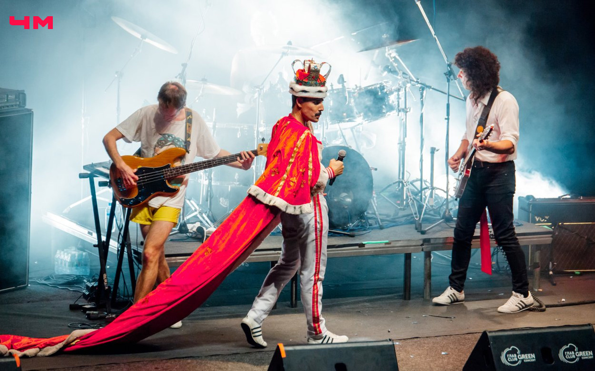 Фотография с концерта группы Queen. Их выступления всегда были яркими, а их подобранные образы всегда удивляли.