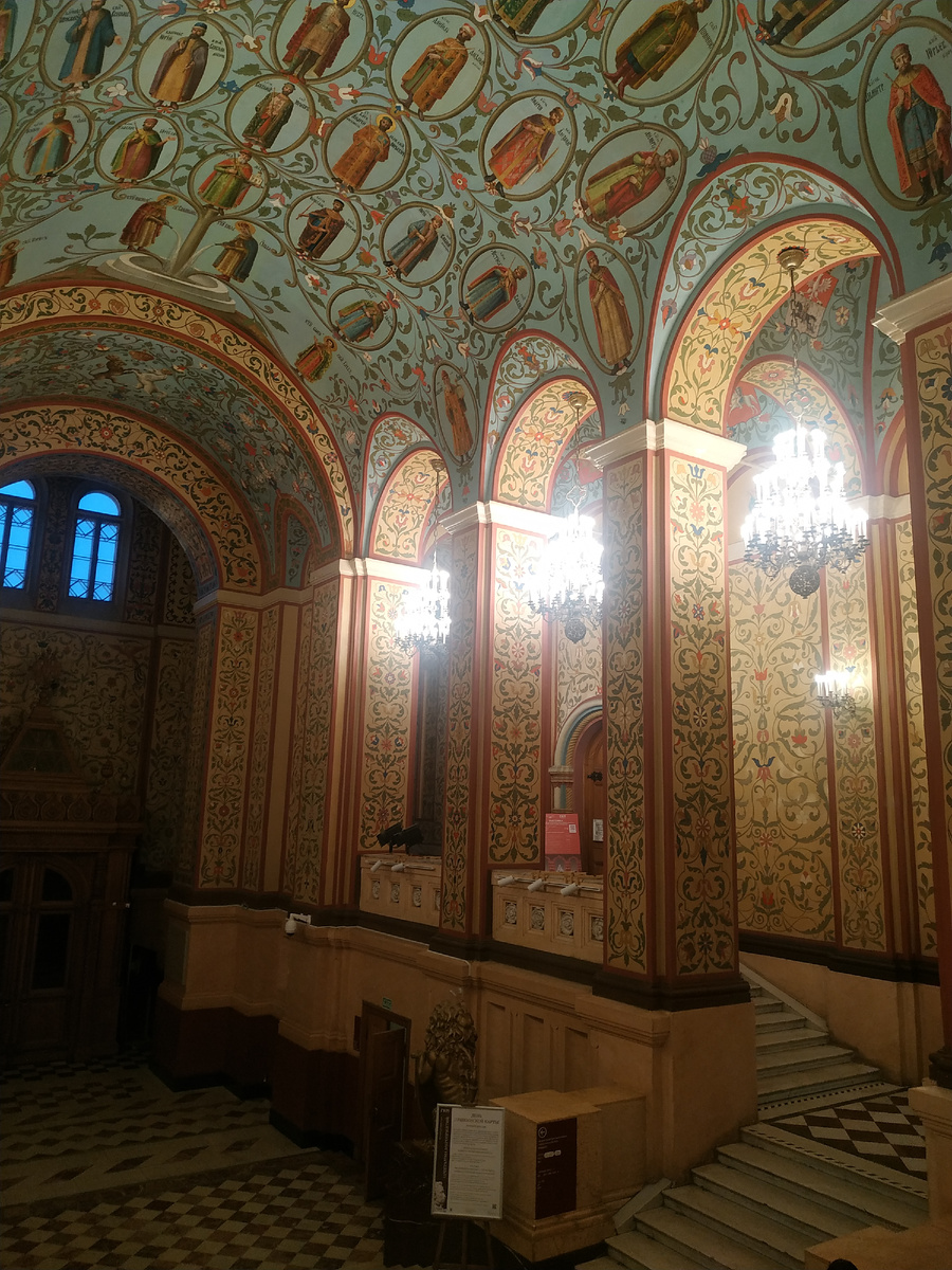 Вестибюль исторического музея (листайте слайды)