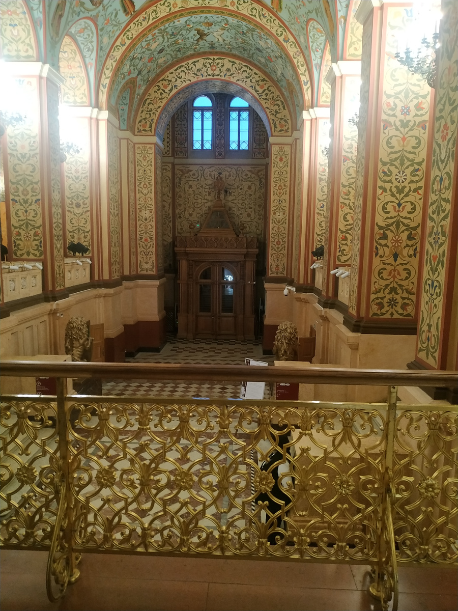 Вестибюль исторического музея (листайте слайды)