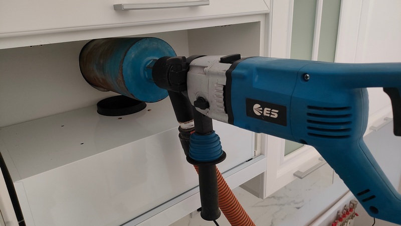 На фотке видно, что мебельшики неровно вырезали заднюю стенку ящика. Если бы я сверлил и заднюю стенку ящика, то получилось бы в разы красивее и аккуратнее