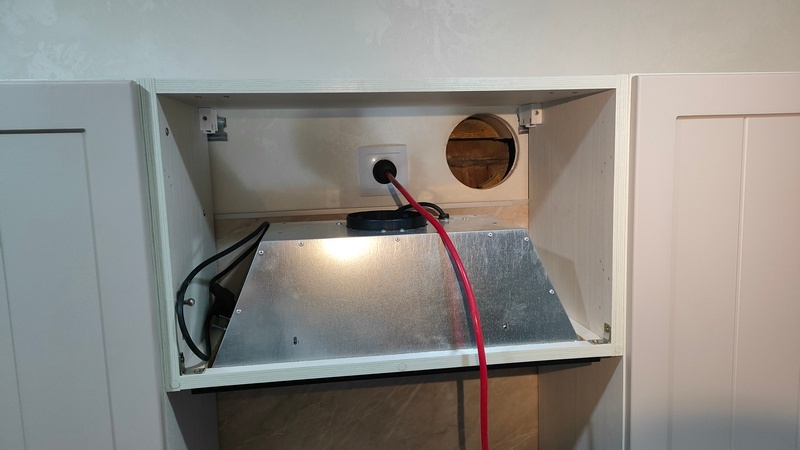 Даже если электрики сделали розетку посередине вытяжки, я потом подгоняю вент трубы и сверлю там, где нужно. В конце будет красиво и аккуратно 